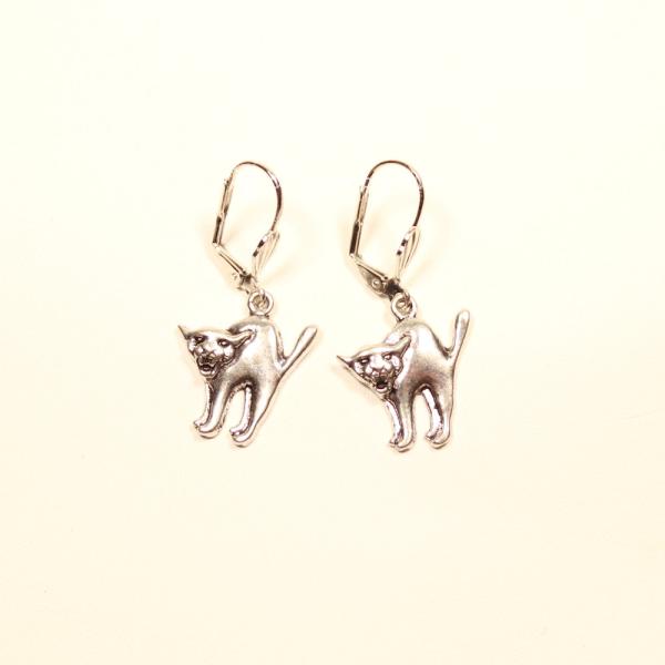 Handgefertigte silberfarbene Ohrringe mit Katzen-Motiv und versilberter Klappbrisur für Halloween, Karneval und Katzenliebhaber.