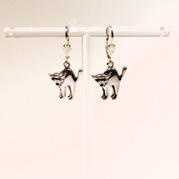 Handgefertigter Modeschmuck mit Hasenmotiv aus versilbertem Metall.