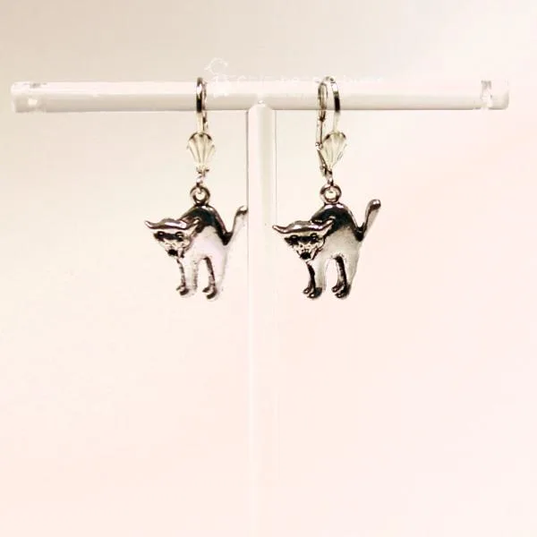 Handgefertigter Modeschmuck mit Hasenmotiv aus versilbertem Metall.