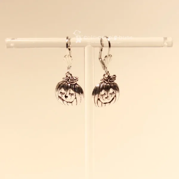 Handgefertigter Modeschmuck mit Hasenmotiv aus versilbertem Metall.