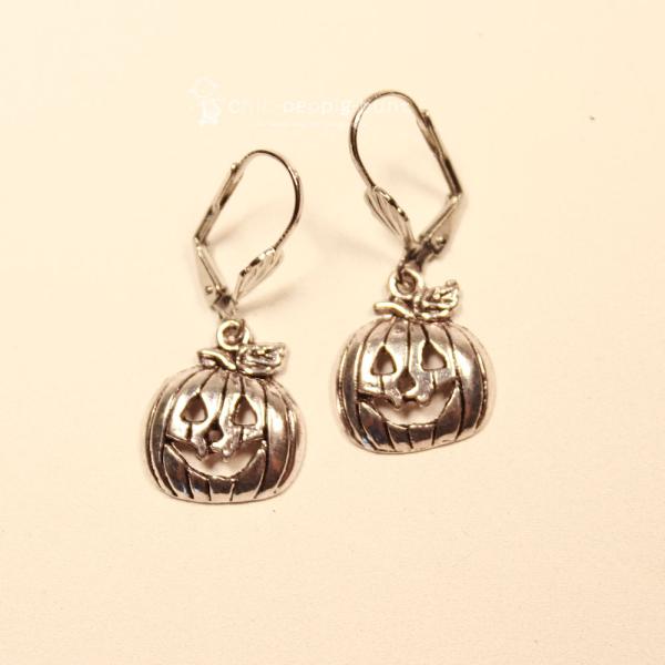 Handgefertigte silberfarbene Ohrringe mit lachendem Kürbis-Gesicht und versilberter Klappbrisur für Halloween und Fasching.