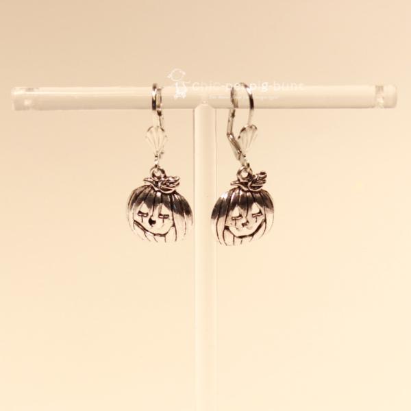 Handgefertigter Modeschmuck mit Hasenmotiv aus versilbertem Metall.