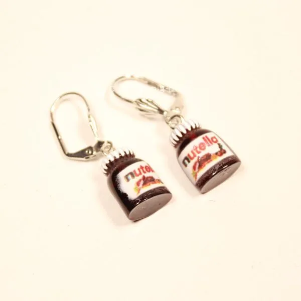 Handgefertigte Ohrhänger in Form von zwei Mini-Nutella-Gläsern mit silberfarbenen Klappbrisuren.