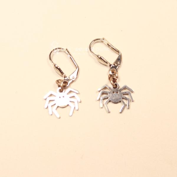 Handgefertigte silberfarbene Spinnen-Ohrringe mit versilberter Klappbrisur für Halloween, Fasching und Gothic-Fans.