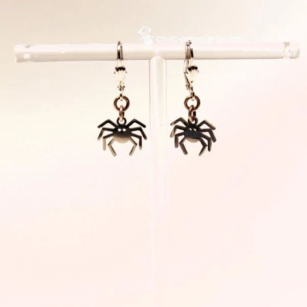 Handgefertigter Modeschmuck mit Hasenmotiv aus versilbertem Metall.