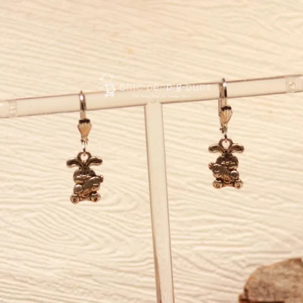 Handgefertigter Modeschmuck mit Hasenmotiv aus versilbertem Metall.