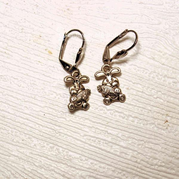 Versilberte Osterhasen Ohrringe mit Karotte und Klappbrisur Verschluss.