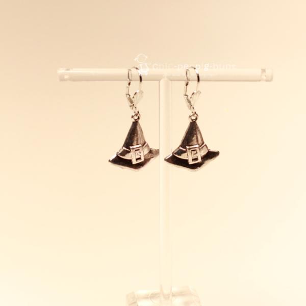 Handgefertigter Modeschmuck mit Hasenmotiv aus versilbertem Metall.