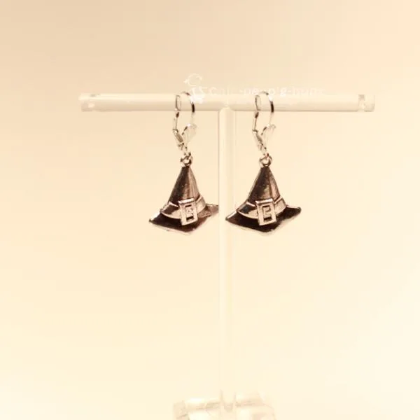 Handgefertigter Modeschmuck mit Hasenmotiv aus versilbertem Metall.