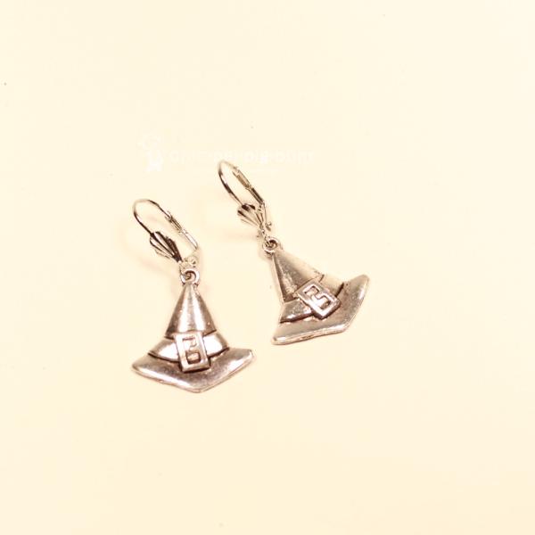 Handgefertigte silberfarbene Ohrringe in großer Hexenhut-Form mit versilberter Klappbrisur für Halloween und Fasching.  Kurzbeschreibung