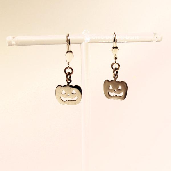 Handgefertigter Modeschmuck mit Hasenmotiv aus versilbertem Metall.