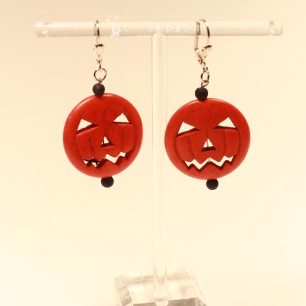 Handgefertigter Modeschmuck mit Hasenmotiv aus versilbertem Metall.