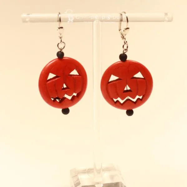 Handgefertigter Modeschmuck mit Hasenmotiv aus versilbertem Metall.