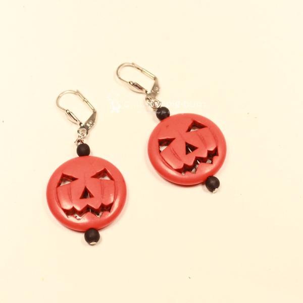 Handgefertigte Halloween-Ohrringe mit grinsender Kürbis-Perle, schwarzen Akzentperlen und versilberter Klappbrisur.