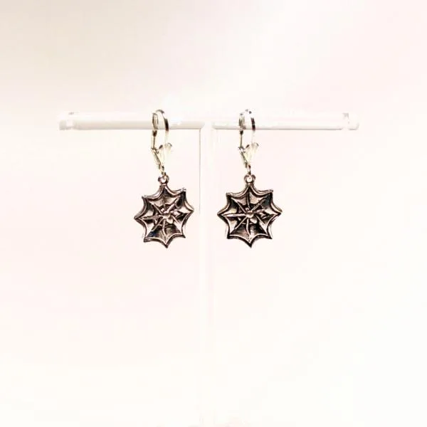 Handgefertigter Modeschmuck mit Hasenmotiv aus versilbertem Metall.