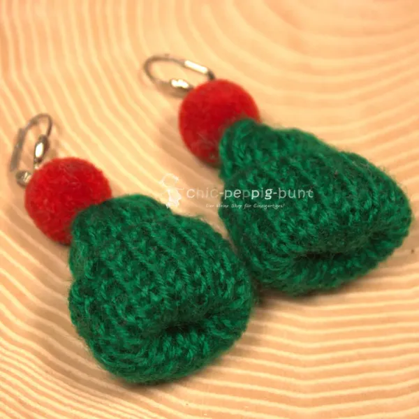 Ohrringe als Hänger Weihnachten kleine Bommelmütze gestrickt