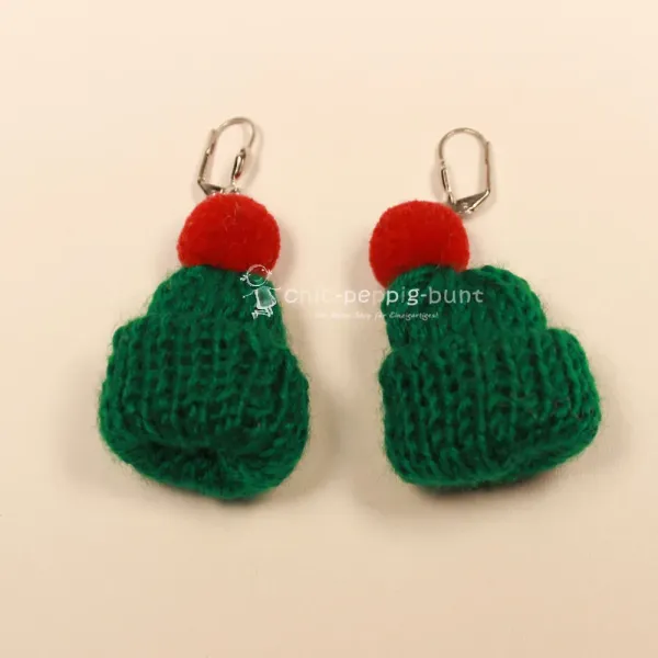 Handgefertigte Ohrringe Weihnachten Bommelmütze grün gestrickt, versilbert Klappbrisur, handmade Modeschmuck