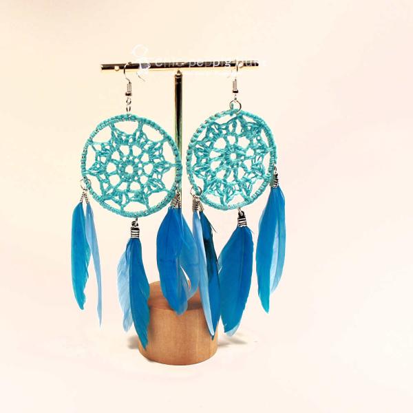 Handgefertigter Modeschmuck mit Hasenmotiv aus versilbertem Metall.