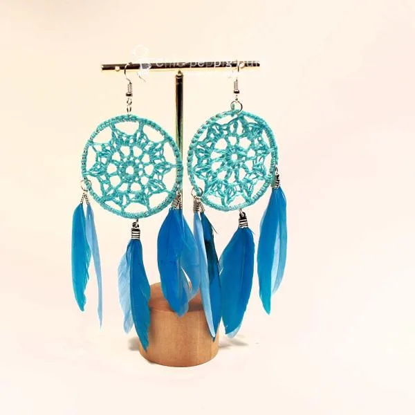 Handgefertigter Modeschmuck mit Hasenmotiv aus versilbertem Metall.