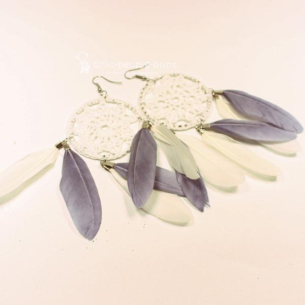 Lange handgefertigte Traumfänger Ohrringe in Weiß und Grau mit versilberter Klappbrisur und echten Federn.