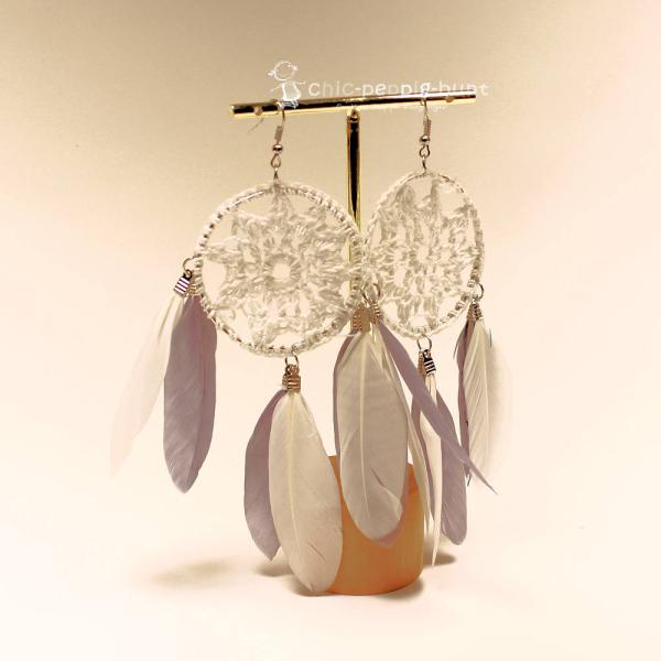 Handgefertigter Modeschmuck mit Hasenmotiv aus versilbertem Metall.