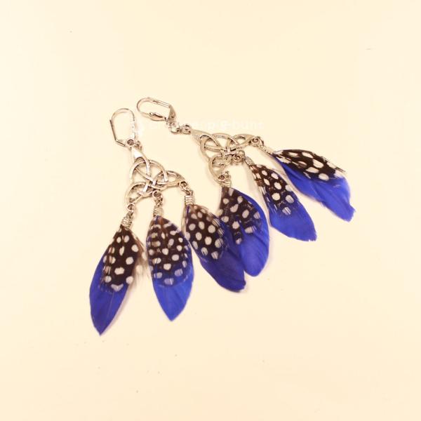 Handgefertigte Traumfänger Ohrringe in Blau und Schwarz mit weißen Punkten, versilberter Klappbrisur und echten Federn.