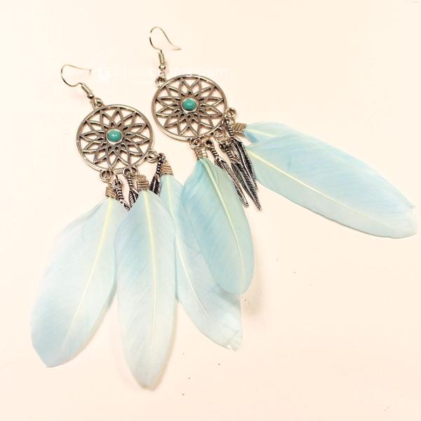 Lange silberne Traumfänger Ohrringe mit türkisblauem Stein, hellblauen Federn und drei versilberten Metallfedern.