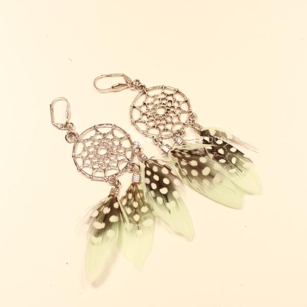 Lange silberne Traumfänger-Ohrringe mit grün-schwarzen Punkt-Federn und versilberter Klappbrisur für Damen.