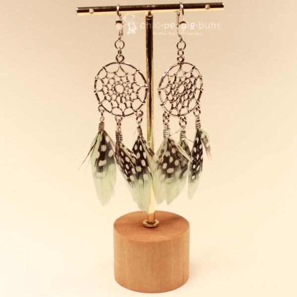 Handgefertigter Modeschmuck mit Hasenmotiv aus versilbertem Metall.