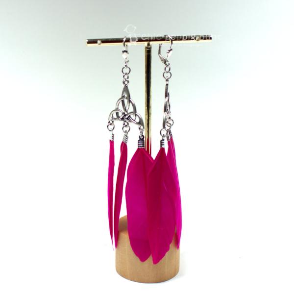 Handgefertigter Modeschmuck mit Hasenmotiv aus versilbertem Metall.