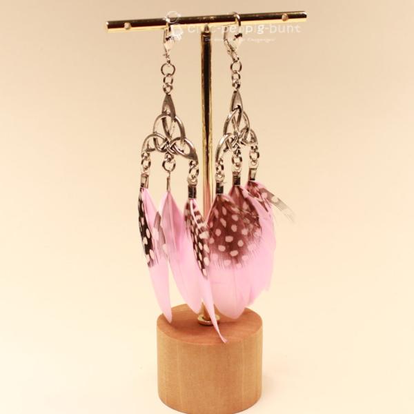 Handgefertigter Modeschmuck mit Hasenmotiv aus versilbertem Metall.