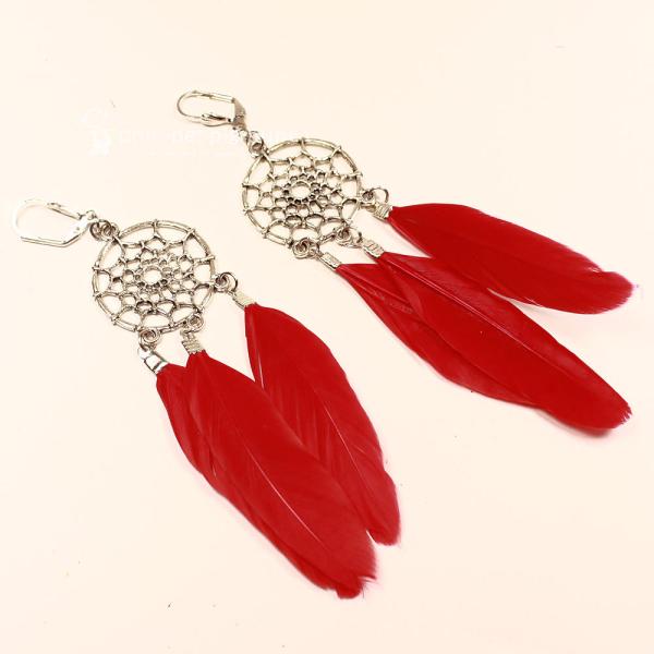 Lange versilberte Traumfänger-Ohrringe mit leuchtend roten Federn und praktischer Klappbrisur für Damen.