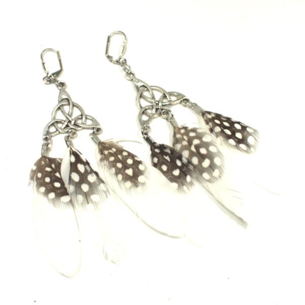 Lange versilberte Traumfänger-Ohrringe mit weißen Polka-Dot-Federn und praktischer Klappbrisur für Damen.