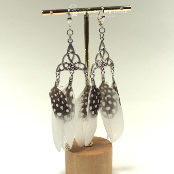 Handgefertigter Modeschmuck mit Hasenmotiv aus versilbertem Metall.