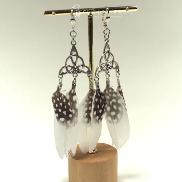 Handgefertigter Modeschmuck mit Hasenmotiv aus versilbertem Metall.