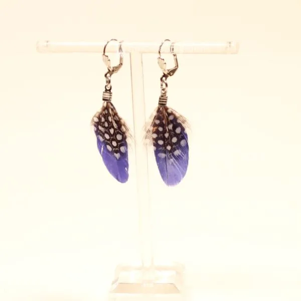 Handgefertigter Modeschmuck mit Hasenmotiv aus versilbertem Metall.