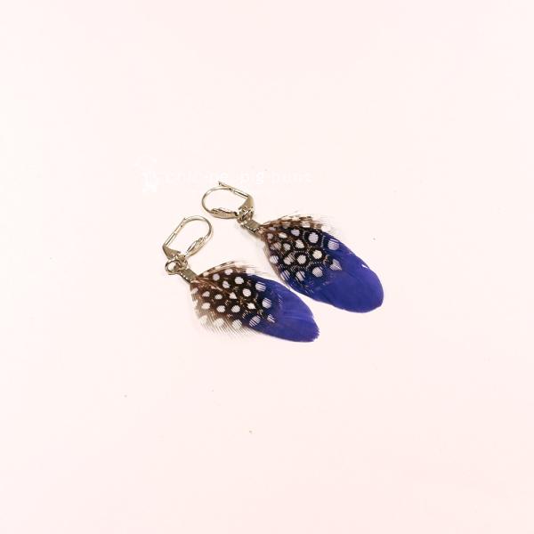 Versilberte blaue Ohrringe mit weißen Polka-Dot Punkten, echten Federn und praktischer Klappbrisur für Damen.