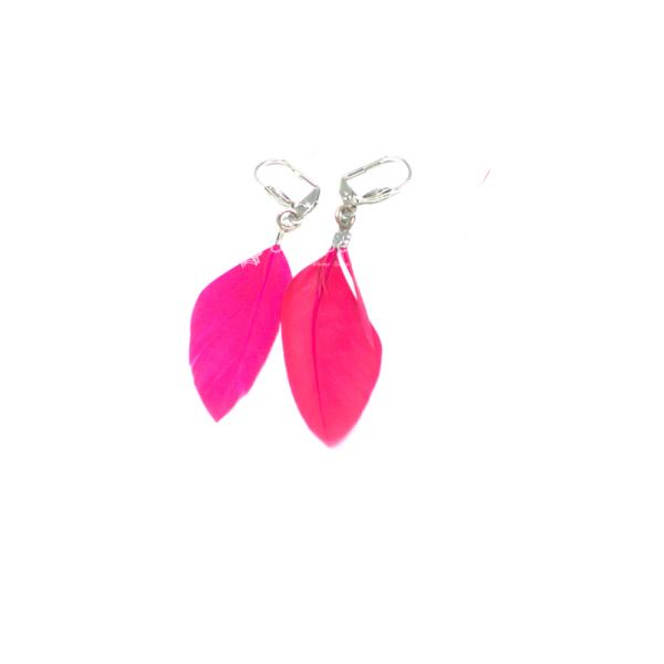 Kleine versilberte Ohrringe mit leuchtend pinken Federn und praktischer Klappbrisur für Damen.