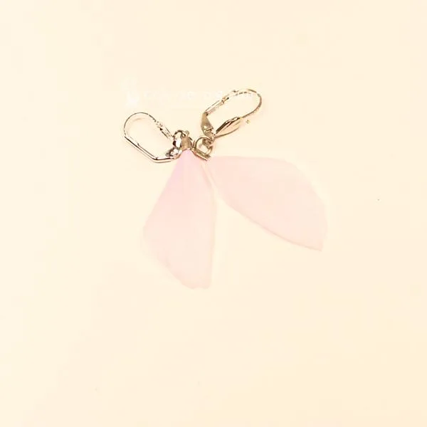 Kleine versilberte Ohrringe mit leuchtend pinken Federn und praktischer Klappbrisur für Damen.