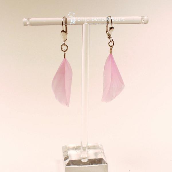 Handgefertigter Modeschmuck mit Hasenmotiv aus versilbertem Metall.