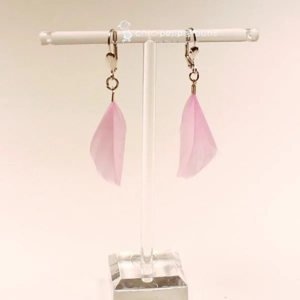 Handgefertigter Modeschmuck mit Hasenmotiv aus versilbertem Metall.