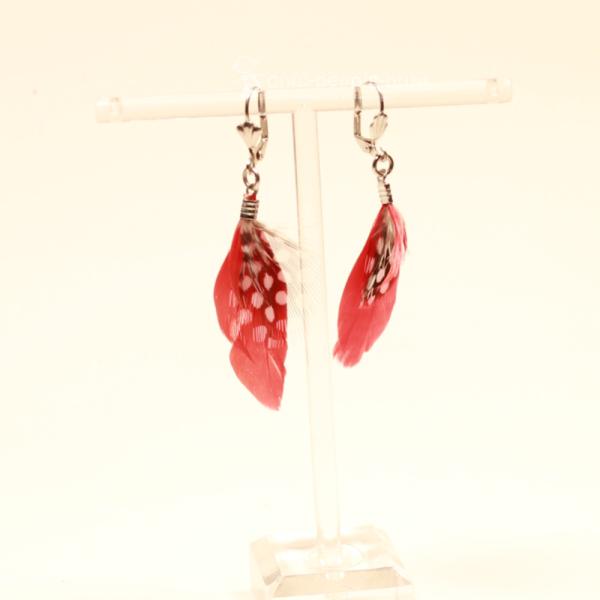 Handgefertigter Modeschmuck mit Hasenmotiv aus versilbertem Metall.