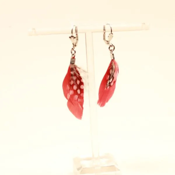 Handgefertigter Modeschmuck mit Hasenmotiv aus versilbertem Metall.