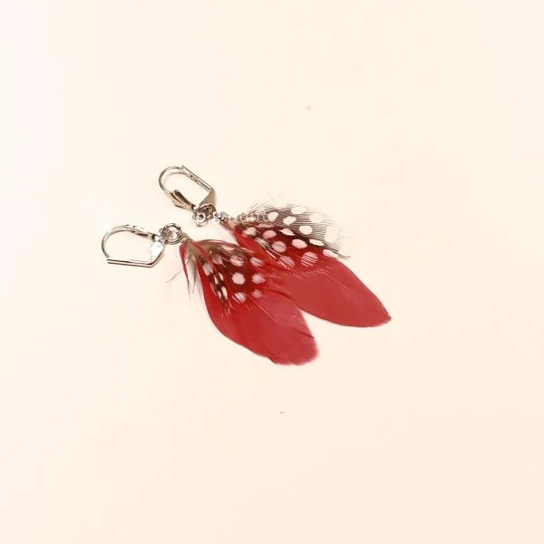 Versilberte rote Ohrringe mit weißen Polka-Dot Punkten, echten Federn und praktischer Klappbrisur für Damen.