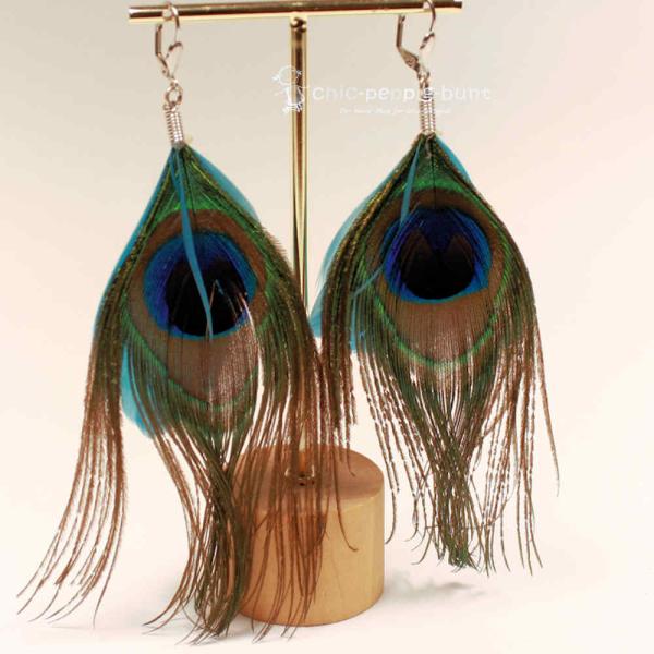 Handgefertigter Modeschmuck mit Hasenmotiv aus versilbertem Metall.