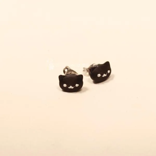 Kleine, schwarze Katzenkopf-Ohrringe, verarbeitet als versilberte Ohrstecker im filigranen Design von chic-peppig-bunt.