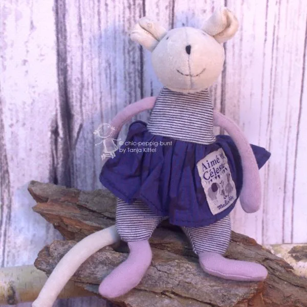 Stoffrassel als Maus mit blauem Kleid