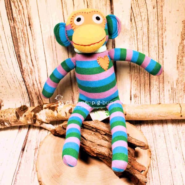 Mittlerer gestreifter Sockenaffe von HickUps in Grün, Blau und Grau, handgefertigtes Fair Trade Plüschtier aus Baumwolle, 40 cm.