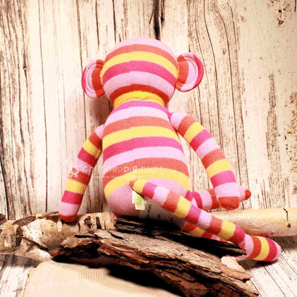 Mittlerer Affe als Stofftier mit bunten Streifen