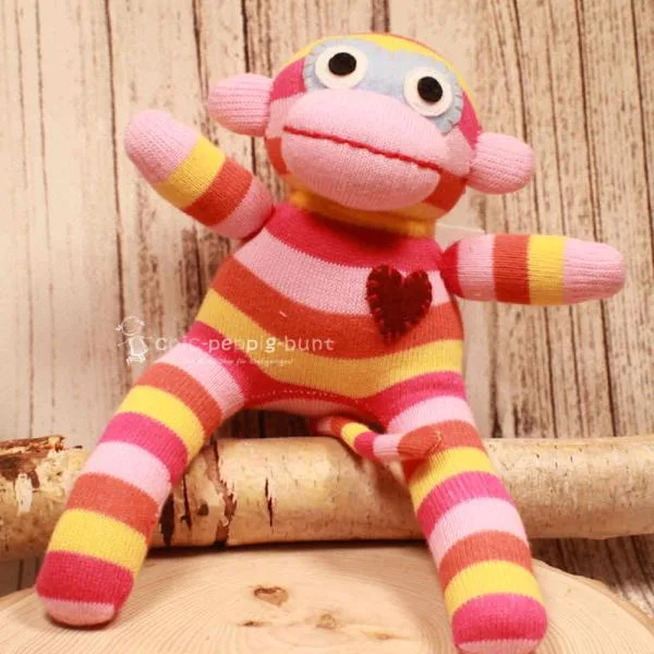 Gestreifter Sockenaffe Midi von HickUps in Rosa, Pink und Gelb, handgefertigte Stoffpuppe aus Fair Trade Produktion.
